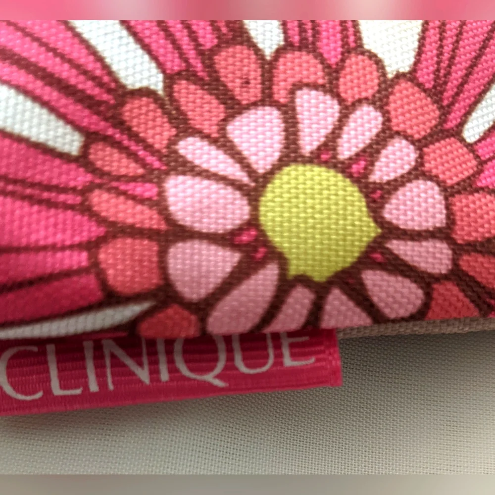 Clinique Cosmetics Bag - Picture 5 of 6